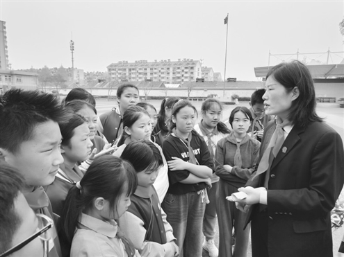 李冬华法官以案例讲述、互动问答等方式,向师生们宣传国家安全的相关法律知识